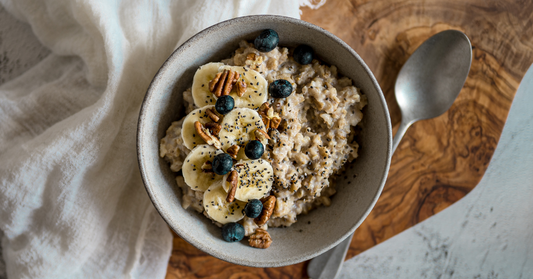 un bol de porridge avec des fruits et des flocons d'avoine riche en fibres
